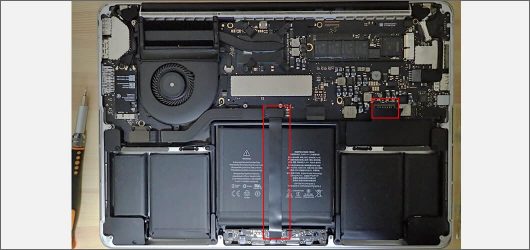MBPのキーボードの裏のカバーを外す